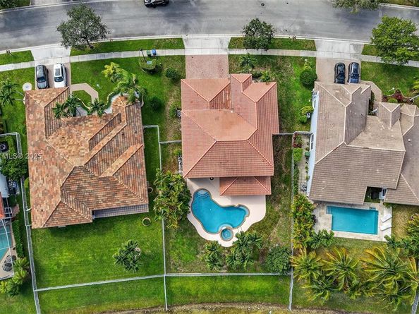 1351 NW 139th Ave, Pembroke Pines FL 33028