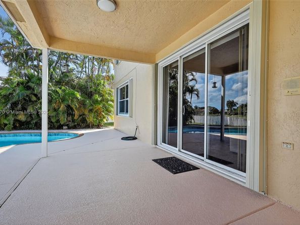 1351 NW 139th Ave, Pembroke Pines FL 33028