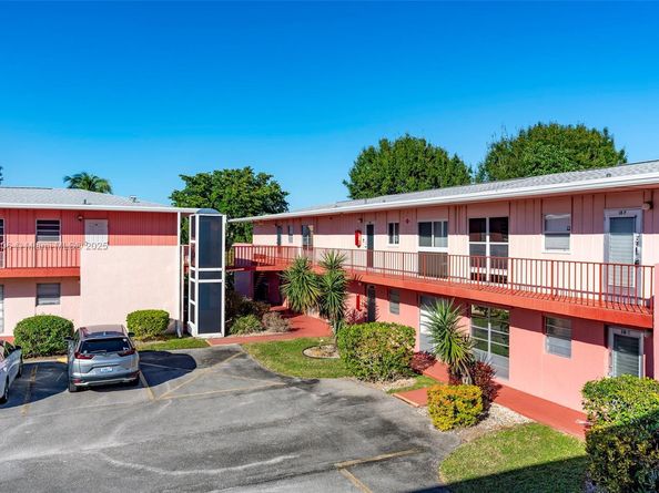 18 Golfs Edge D, West Palm Beach FL 33417