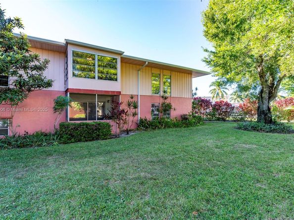 18 Golfs Edge D, West Palm Beach FL 33417