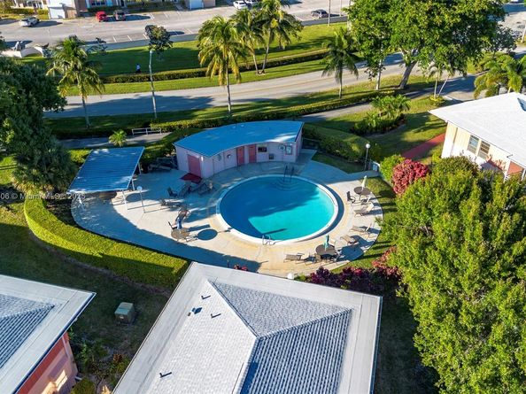 18 Golfs Edge D, West Palm Beach FL 33417