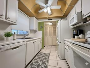 18 Golfs Edge D, West Palm Beach FL 33417