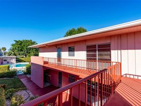 18 Golfs Edge D, West Palm Beach FL 33417