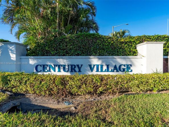 18 Golfs Edge D, West Palm Beach FL 33417