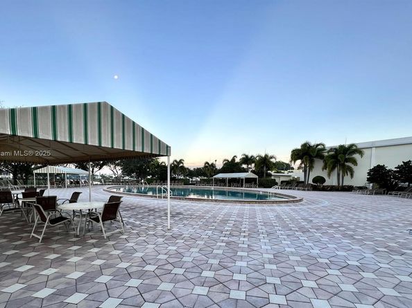 18 Golfs Edge D, West Palm Beach FL 33417