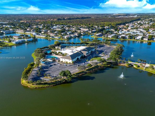 18 Golfs Edge D, West Palm Beach FL 33417