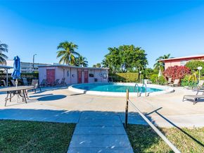 18 Golfs Edge D, West Palm Beach FL 33417