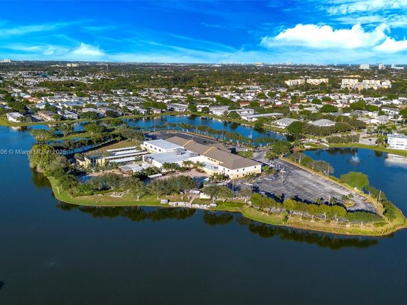 18 Golfs Edge D, West Palm Beach FL 33417