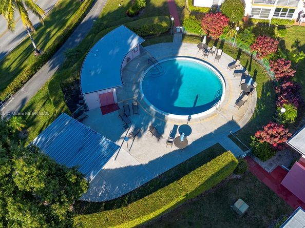 18 Golfs Edge D, West Palm Beach FL 33417