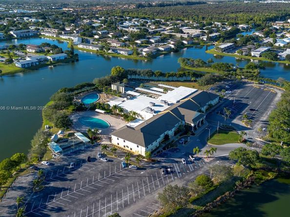 18 Golfs Edge D, West Palm Beach FL 33417