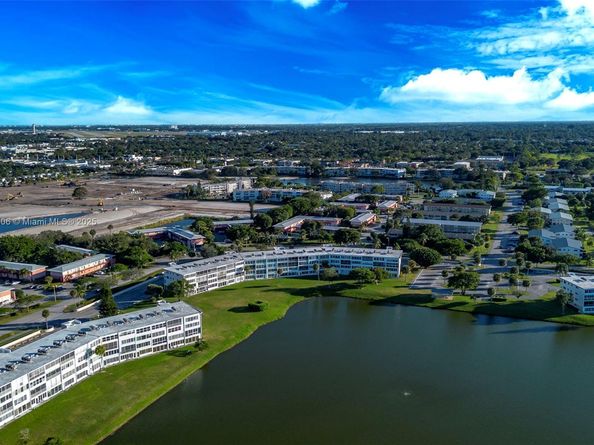 18 Golfs Edge D, West Palm Beach FL 33417