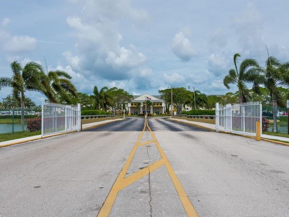 18 Golfs Edge D, West Palm Beach FL 33417