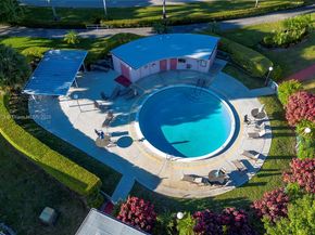 18 Golfs Edge D, West Palm Beach FL 33417