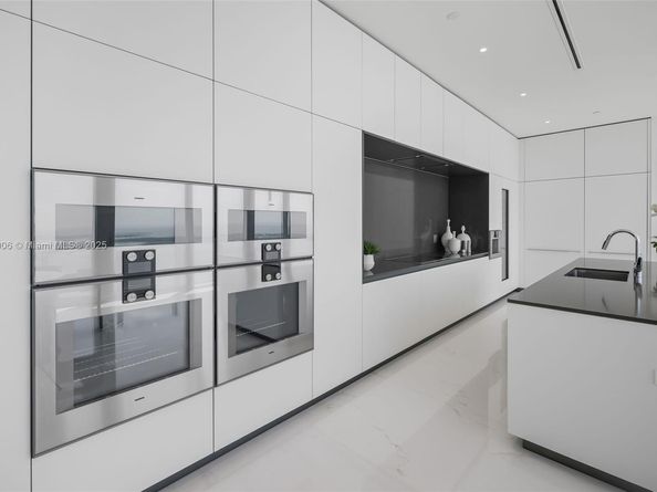 300 Biscayne Blvd Way PH6001, Miami FL 33131