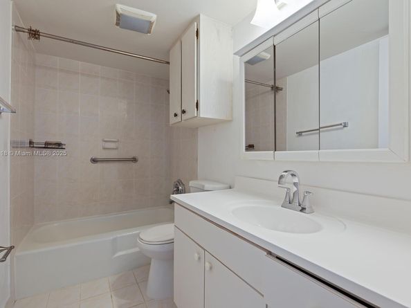 10816 N Kendall Dr R16, Miami FL 33176