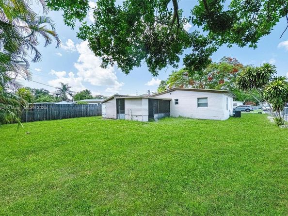 5736 Simms St, Hollywood FL 33021