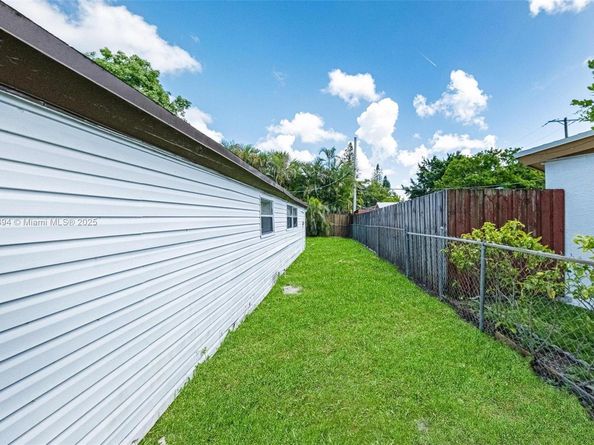 5736 Simms St, Hollywood FL 33021
