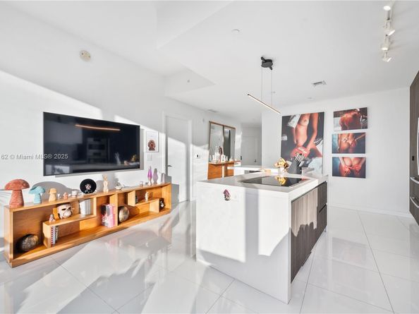 851 NE 1st Ave 3910, Miami FL 33132