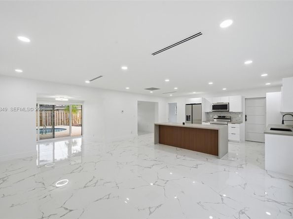 4711 NE 18th Ave, Oakland Park FL 33334