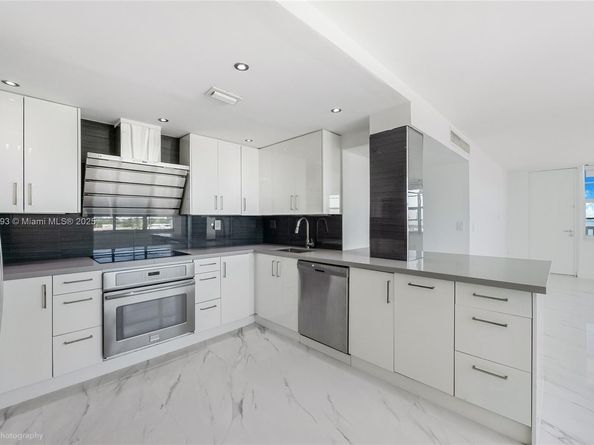 2016 Bay Dr 904, Miami Beach FL 33141