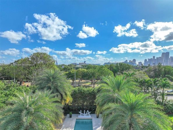 910 N Venetian Dr, Miami Beach FL 33139