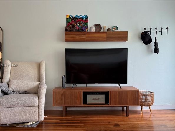 2 NE 44 St, Miami FL 33137