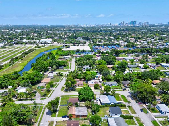 3331 NW 8th Pl, Lauderhill FL 33311