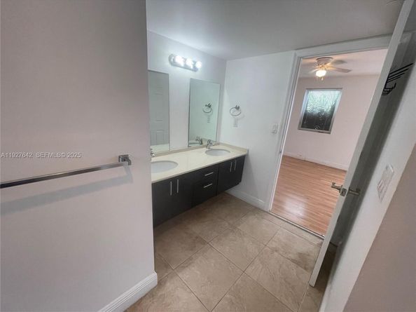 1658 Hayes St 16585, Hollywood FL 33020