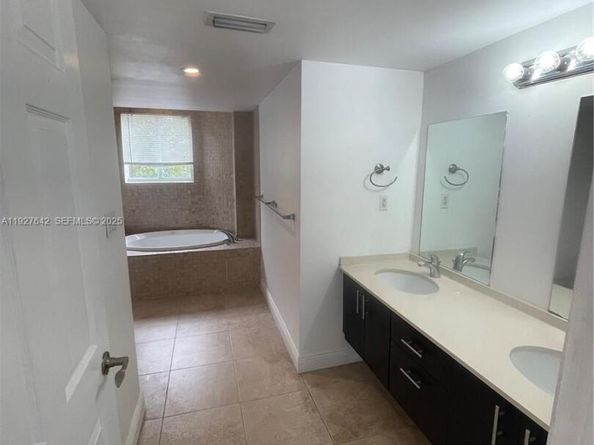 1658 Hayes St 16585, Hollywood FL 33020