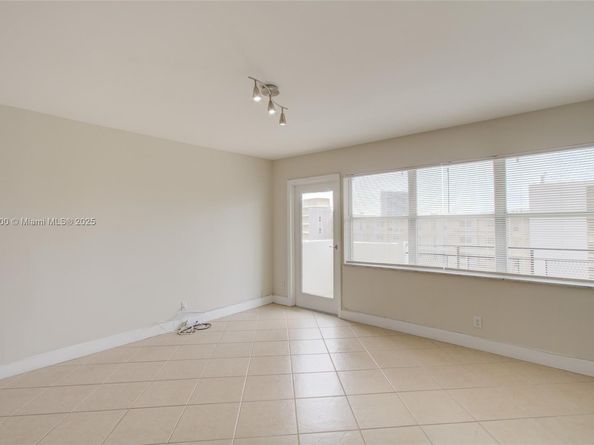 401 Golden Isles Dr 702, Hallandale Beach FL 33009