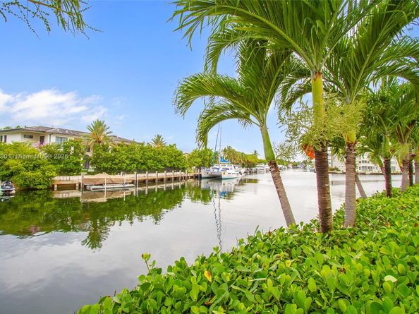 401 Golden Isles Dr 702, Hallandale Beach FL 33009