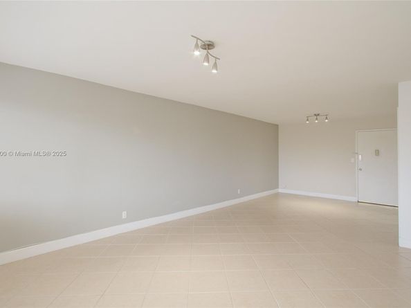 401 Golden Isles Dr 702, Hallandale Beach FL 33009