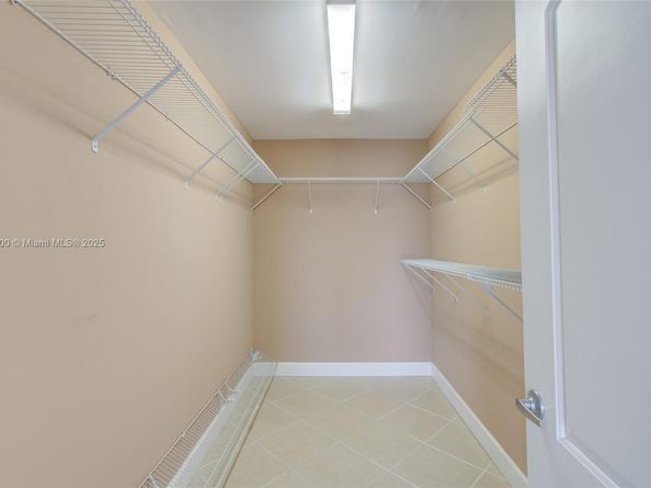 401 Golden Isles Dr 702, Hallandale Beach FL 33009