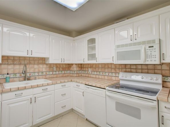 401 Golden Isles Dr 702, Hallandale Beach FL 33009