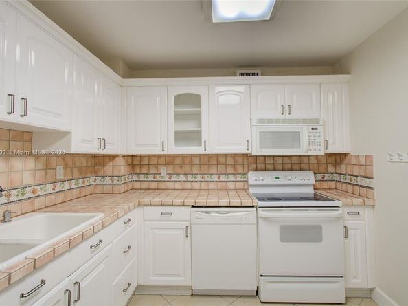 401 Golden Isles Dr 702, Hallandale Beach FL 33009