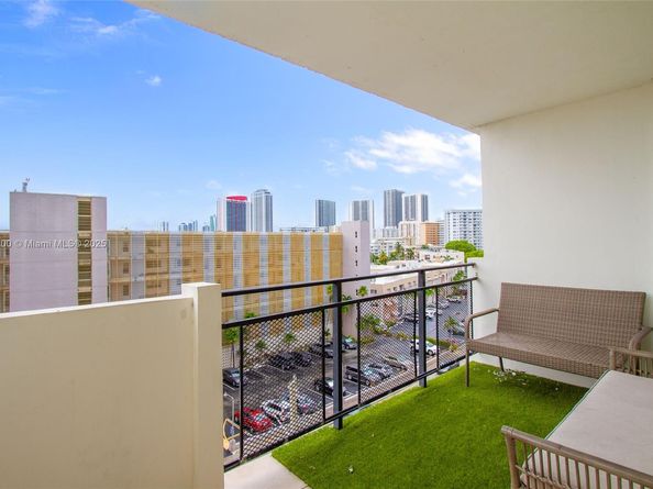 401 Golden Isles Dr 702, Hallandale Beach FL 33009