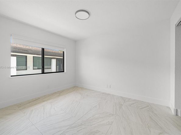 500 NW 7th Ct, Hallandale Beach FL 33009