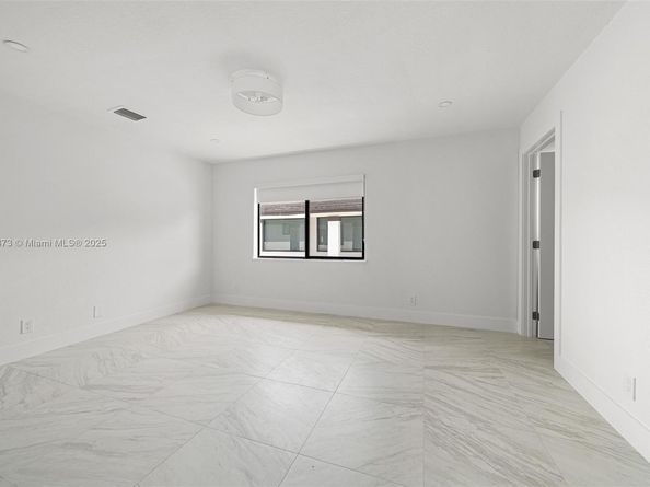 500 NW 7th Ct, Hallandale Beach FL 33009
