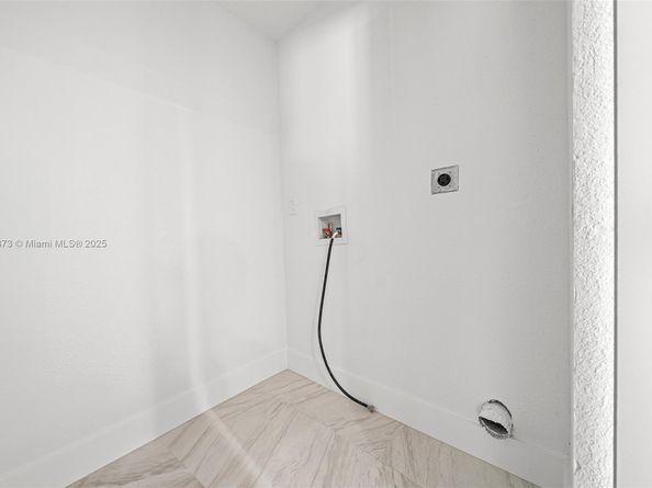 500 NW 7th Ct, Hallandale Beach FL 33009