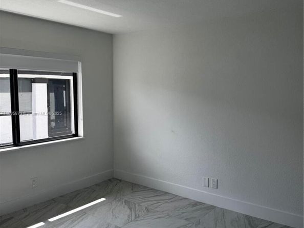 500 NW 7th Ct, Hallandale Beach FL 33009