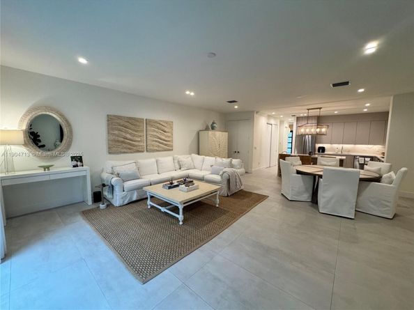 6824 SW 80th St, Miami FL 33143