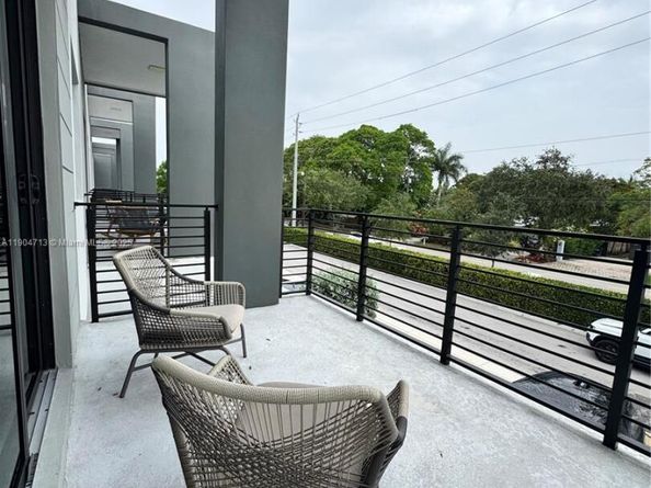 6824 SW 80th St, Miami FL 33143