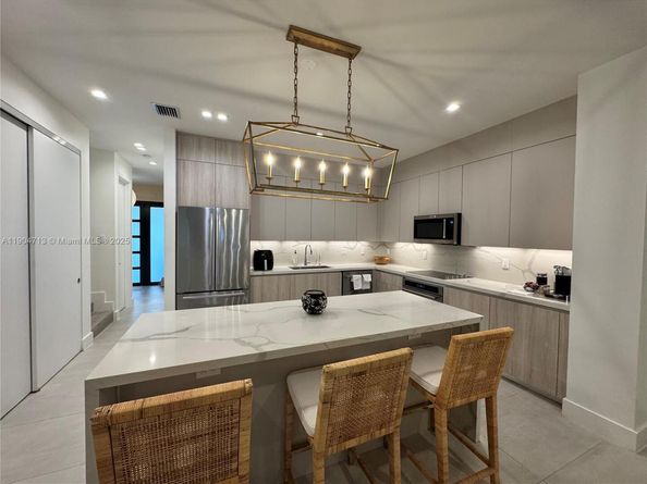 6824 SW 80th St, Miami FL 33143