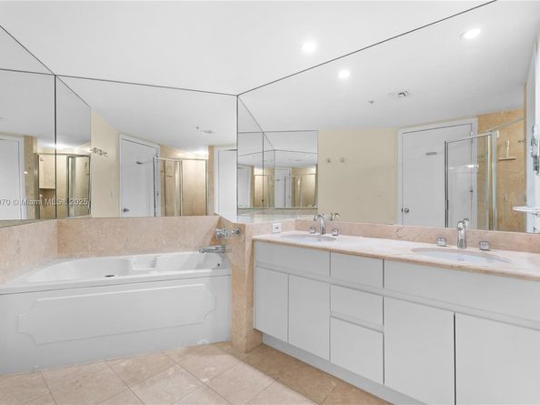 848 Brickell Key Dr 2502, Miami FL 33131