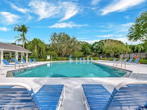 9421 Hollyhock Ct, Davie FL 33328