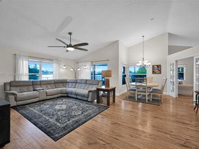 9421 Hollyhock Ct, Davie FL 33328