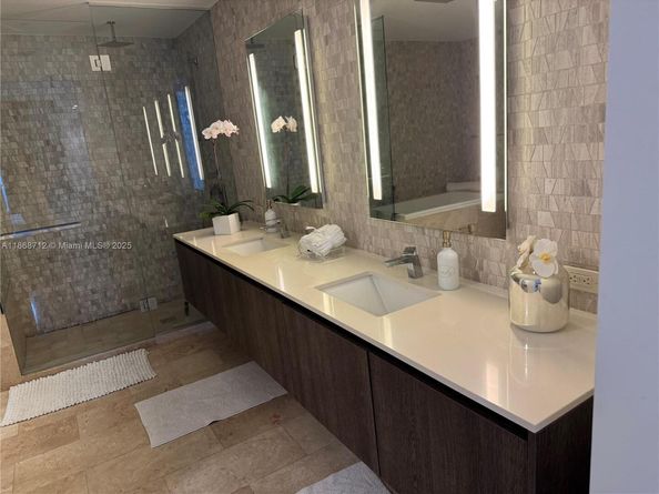 88 SW 7th St 3007, Miami FL 33130