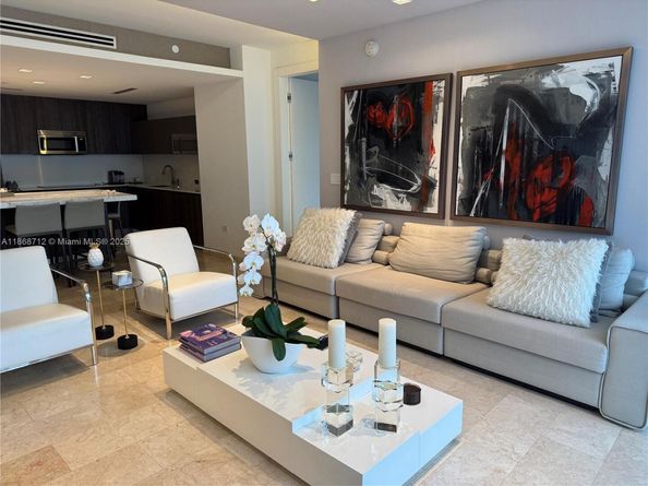88 SW 7th St 3007, Miami FL 33130