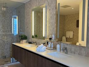 88 SW 7th St 3007, Miami FL 33130