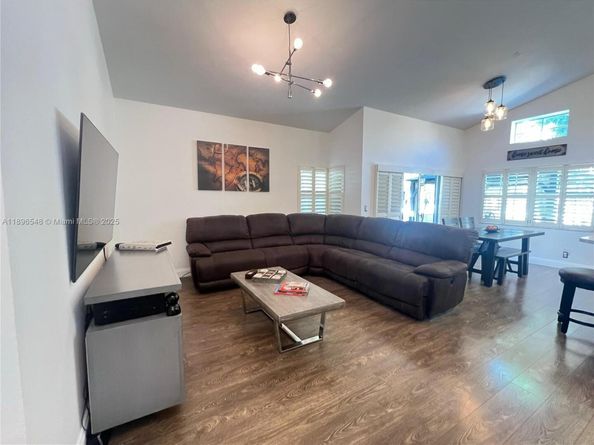 366 Bedford Ave, Weston FL 33326